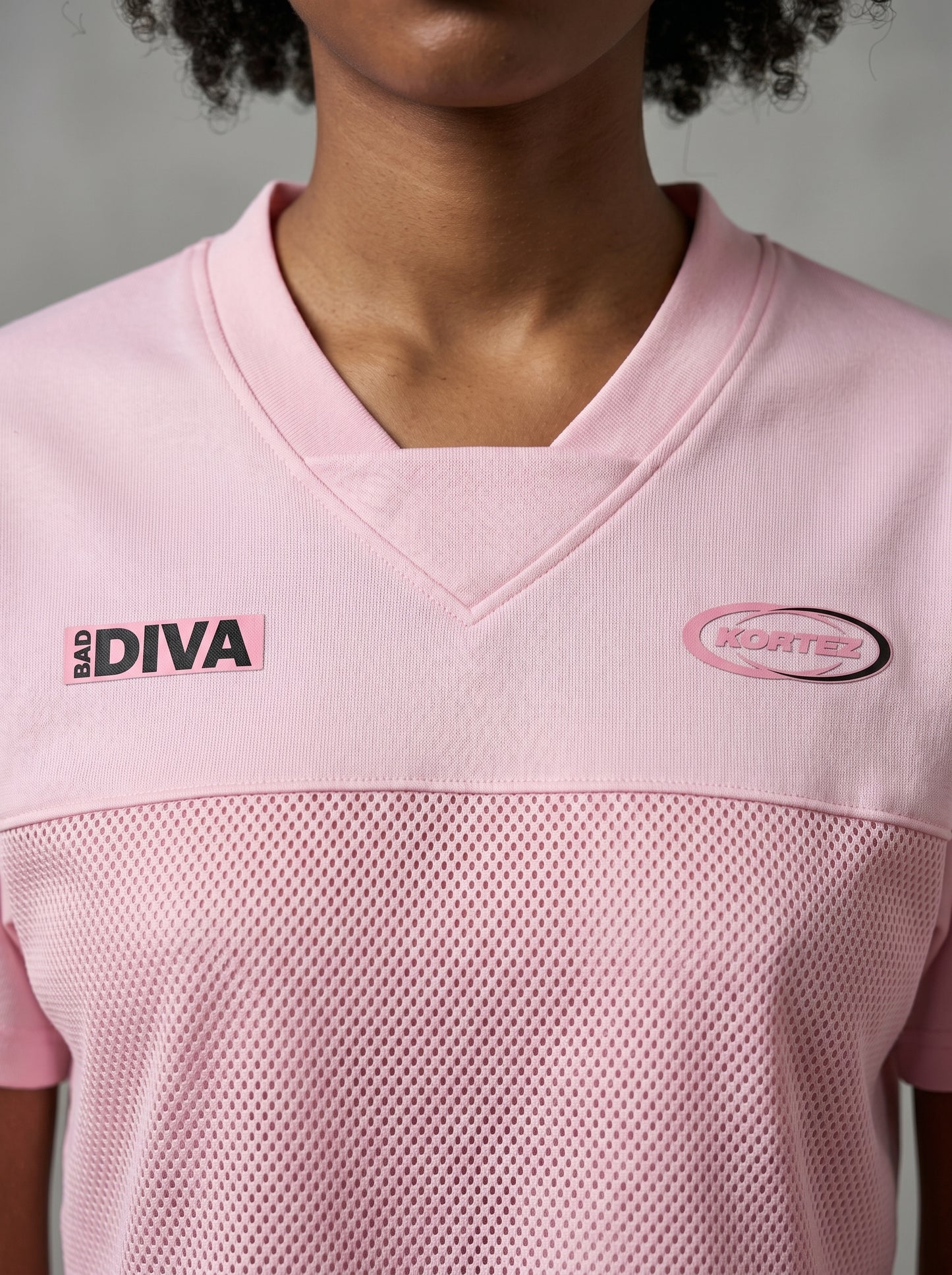 KORTEZ - Cropped Paneled V-Neck Jersey / Pink